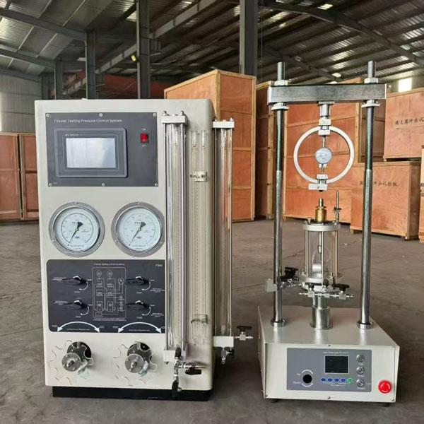 Apparato triassiale controllato dal ceppo
